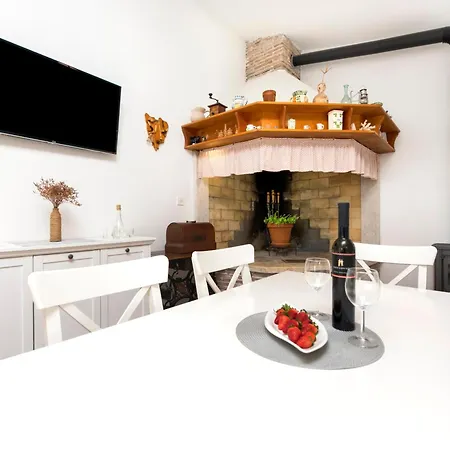 شقة Charming House Nino With A Fenced Yard