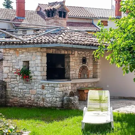 아파트 Charming House Nino With A Fenced Yard