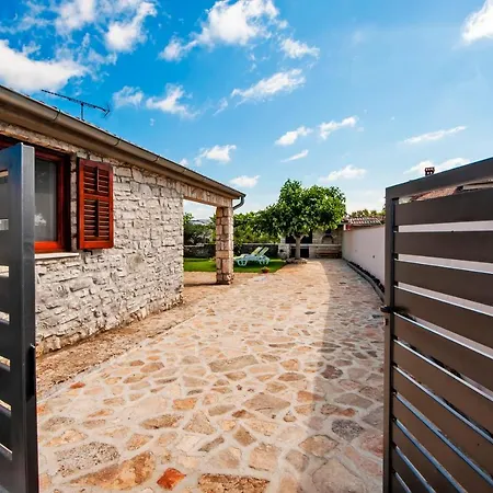 Charming House Nino With A Fenced Yard 아파트