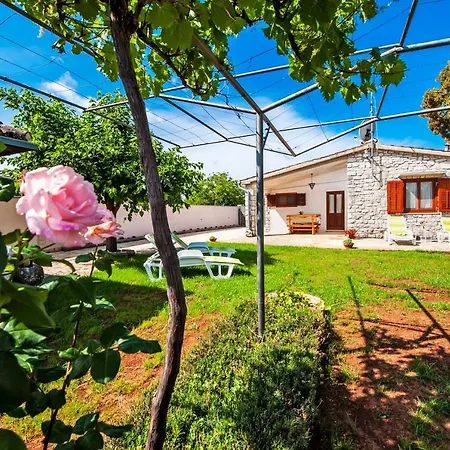 아파트 Charming House Nino With A Fenced Yard Krmed