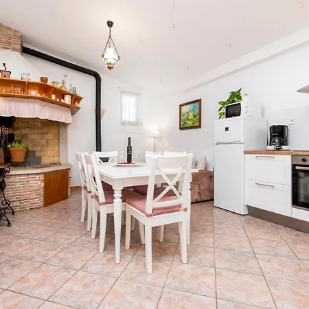 Charming House Nino With A Fenced Yard Apartment